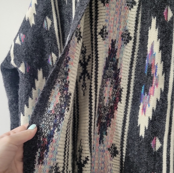 Geometric Patterned Cardigan - Picture 2 of 5